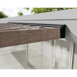 Detailaufnahme: Braune Palram Canopia Terrassenüberdachung Helsinki, Holzrahmen, Polycarbonatplatten.
