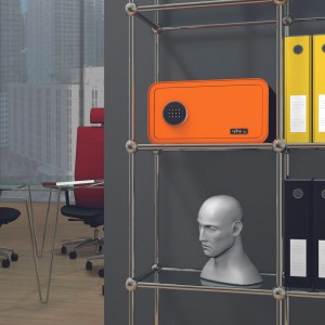 Orangefarbener mySafe Elektronik-Möbeltresor 430 mit Zahlencode im Regal.