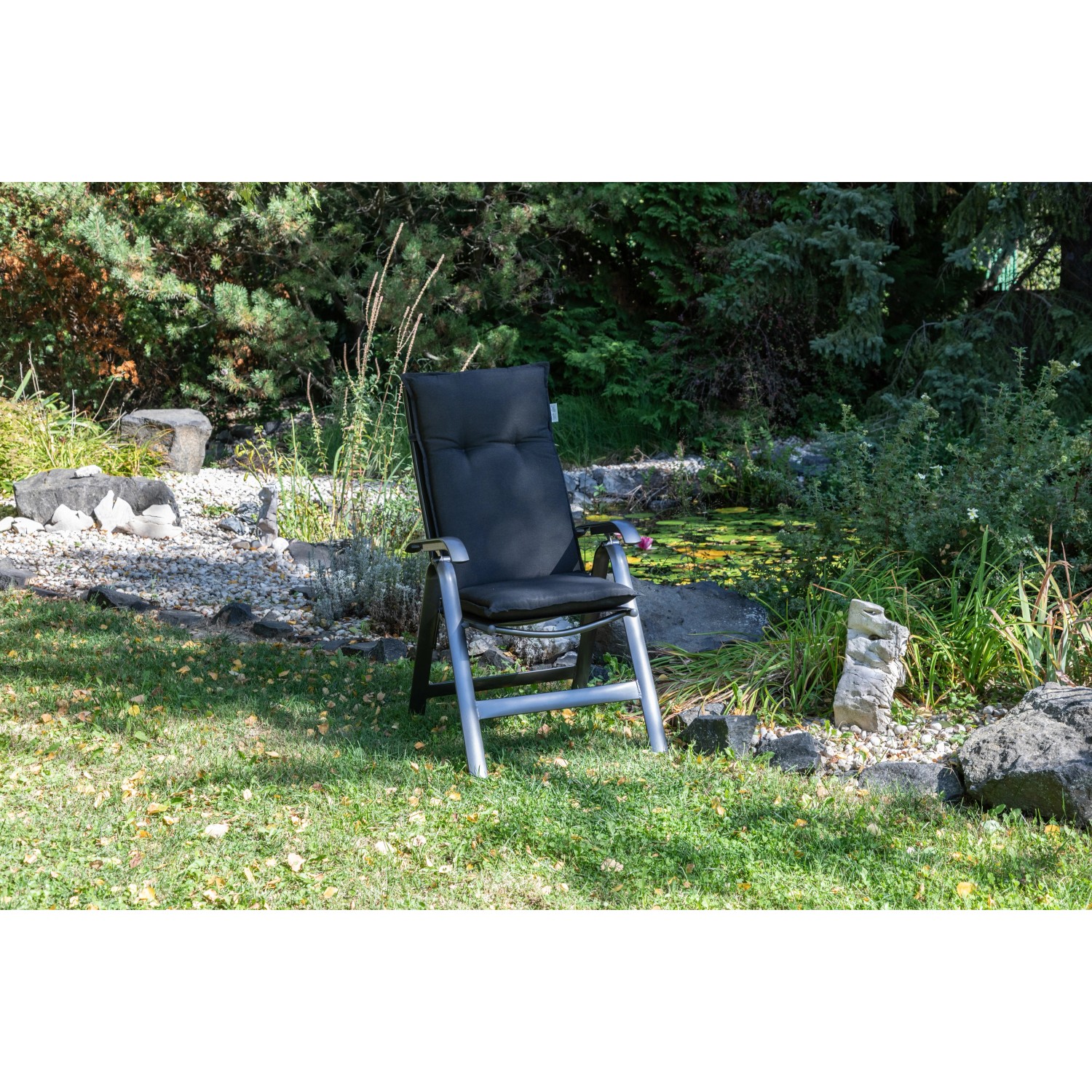 Beo Sitzauflage Trabzon Hochlehner, 2er-Set, Anthrazit auf Gartenstuhl im Grünen.
