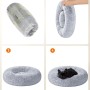Graues, flauschiges Hundebett (70 cm) im Aufbau, von vakuumverpackt bis zum schlafenden Hund auf der weichen Liegefläche.