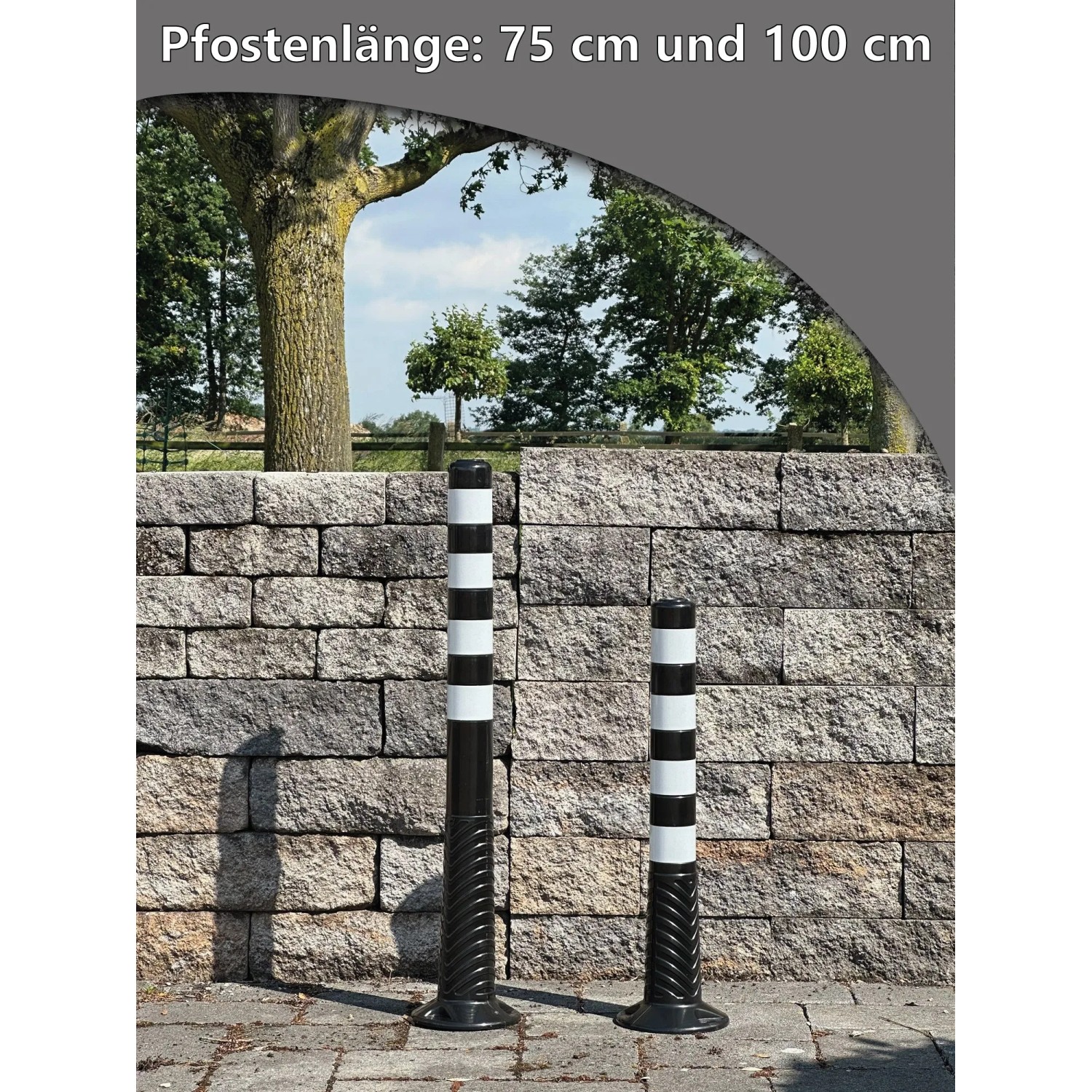 2 schwarze UvV Absperrpfosten Ecoline, 100cm & 75cm, mit Reflexstreifen und Befestigung.