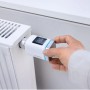 Bosch Smart Home Heizkörperthermostat II Rund in Bedienung am Heizkörper montiert.