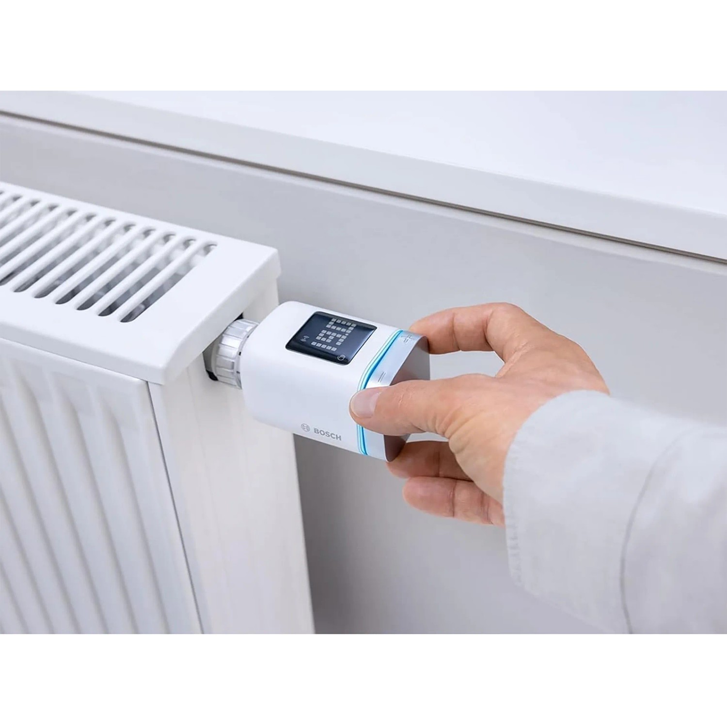 Bosch Smart Home Heizkörperthermostat II Rund in Bedienung am Heizkörper montiert.