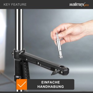 Hand führt Spigot in Klemmhalter des Walimex Pro Rollstativs ein. Einfache Montage für Blitzstativ und Lichtstativ im Fotostudio.