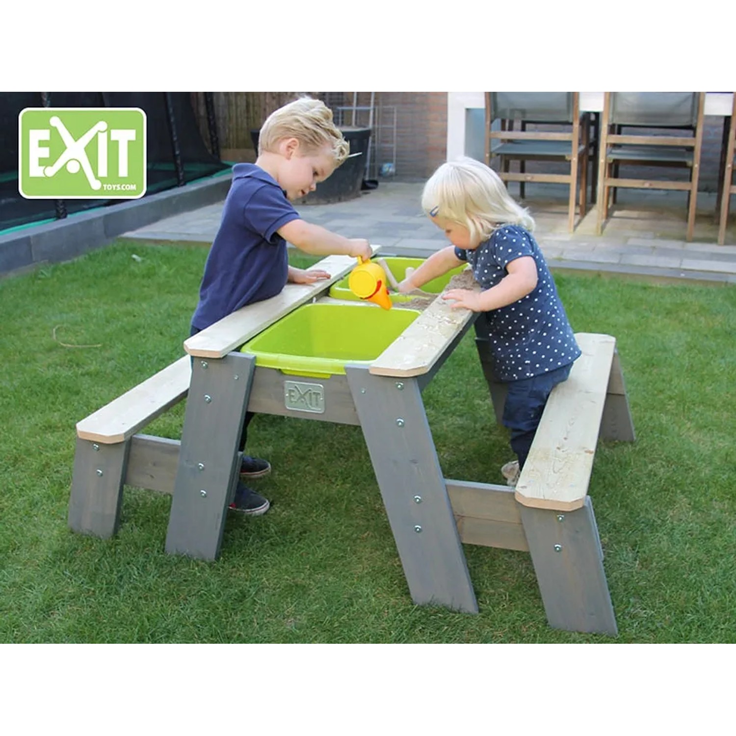 EXIT Aksent Sand-, Wasser- und Picknicktisch mit 2 Kindern beim Spielen im Garten.