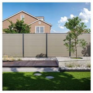 T&J WPC-Sichtschutzzaun Waren Antik, hellbraun, mit horizontalen Lamellen und dunklen Pfosten im modernen Garten.