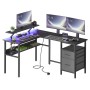 Schwarzer Songmics Schreibtisch Brandon mit LED, Steckdosen und Schubladen.
