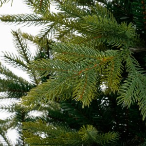 Detailaufnahme: Künstlicher Weihnachtsbaum Grimshaw von Black Box Trees mit naturgetreuen, grünen Nadeln.