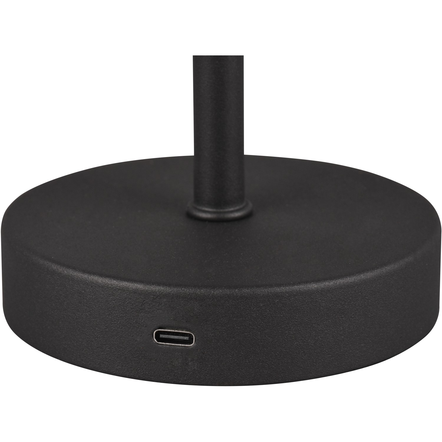 Detailaufnahme der Reality LED-Tischleuchte Jeff, Akku-Ladeanschluss am mattschwarzen Sockel.