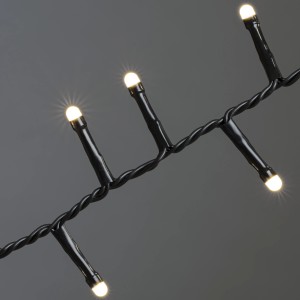 Detailaufnahme: Konstsmide Micro LED Lichterkette mit 1000 gefrosteten, warmweißen Dioden und schwarzem Kabel.