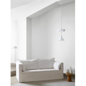 ELLE DECORATION by Crown Wandfarbe So Gentle No. 611, matte, in hellem Raum mit Sofa.