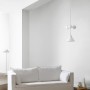 ELLE DECORATION by Crown Wandfarbe So Gentle No. 611, matte, in hellem Raum mit Sofa.