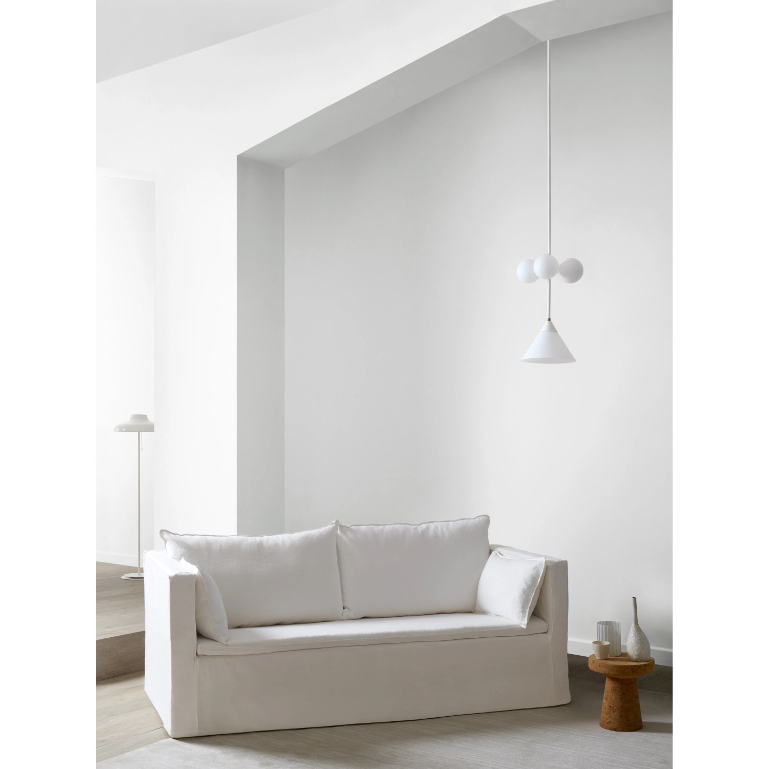 ELLE DECORATION by Crown Wandfarbe So Gentle No. 611, matte, in hellem Raum mit Sofa.