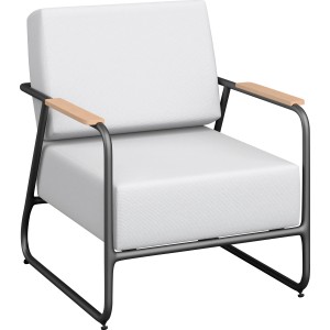Sessel der Loungegruppe Woodcliff: Schwarzgraues Metallgestell, helle Holzarmlehnen, weiße Polster.