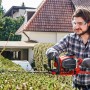 Einhell Benzin-Heckenschere GE-PH 2555 A im Einsatz beim Heckenschnitt.