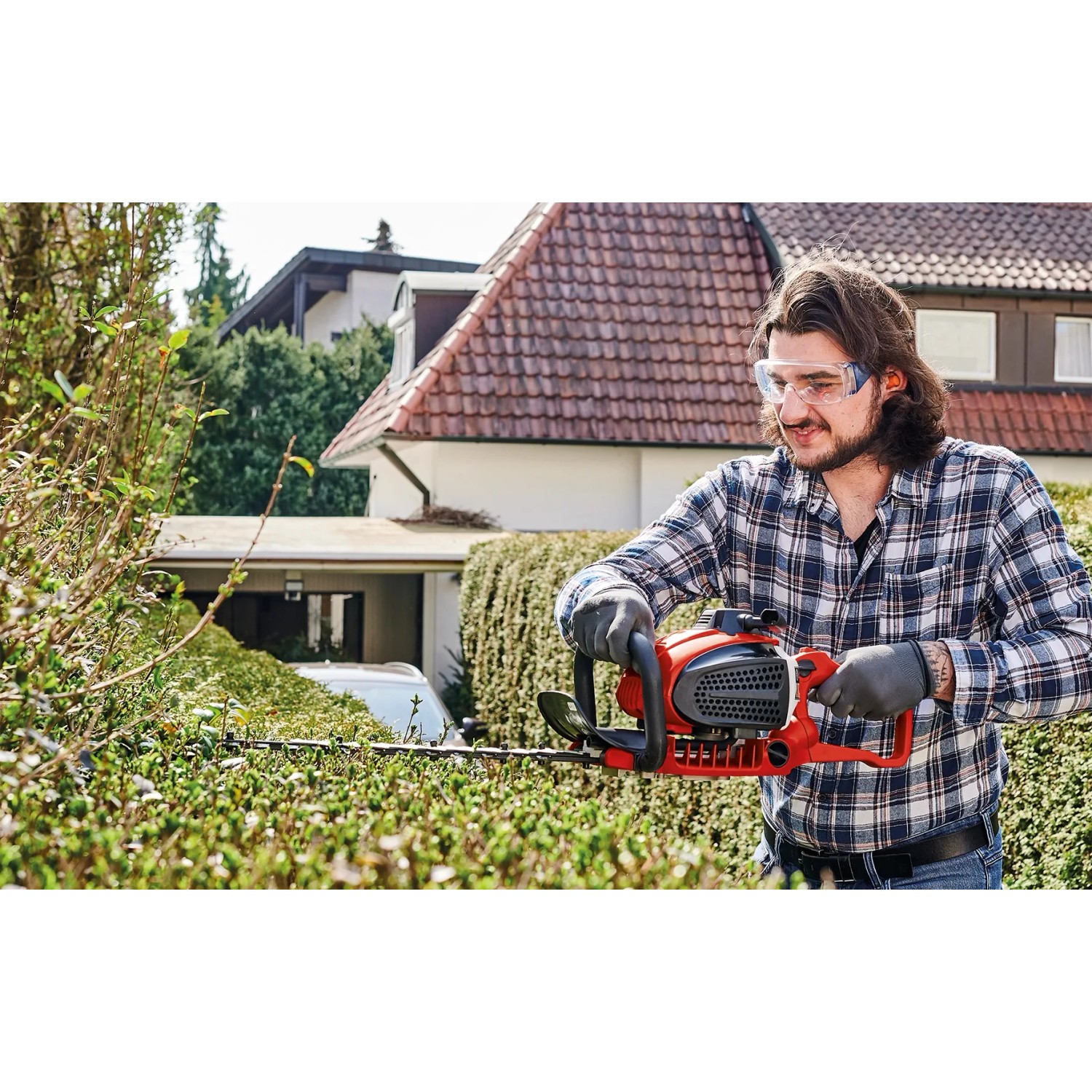 Einhell Benzin-Heckenschere GE-PH 2555 A im Einsatz beim Heckenschnitt.