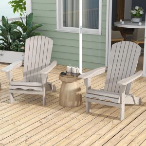 Zwei graue klappbare Adirondack Holzstühle für den Garten auf einer Terrasse.
