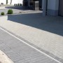 Verlegte, graue Rechteck-Pflastersteine aus Beton (20x10x8 cm) für eine Einfahrt.