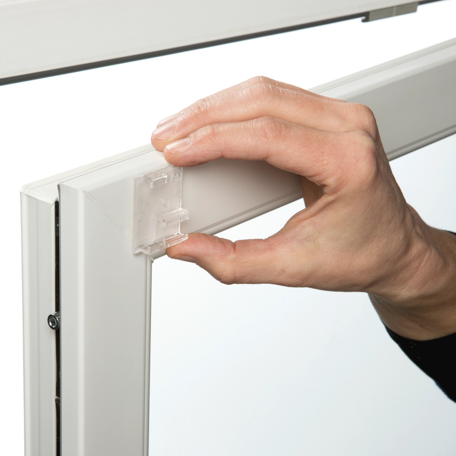 Montage des weißen Gardinia Easyfix Premium Rollos am Fensterrahmen mit Klemmträger.