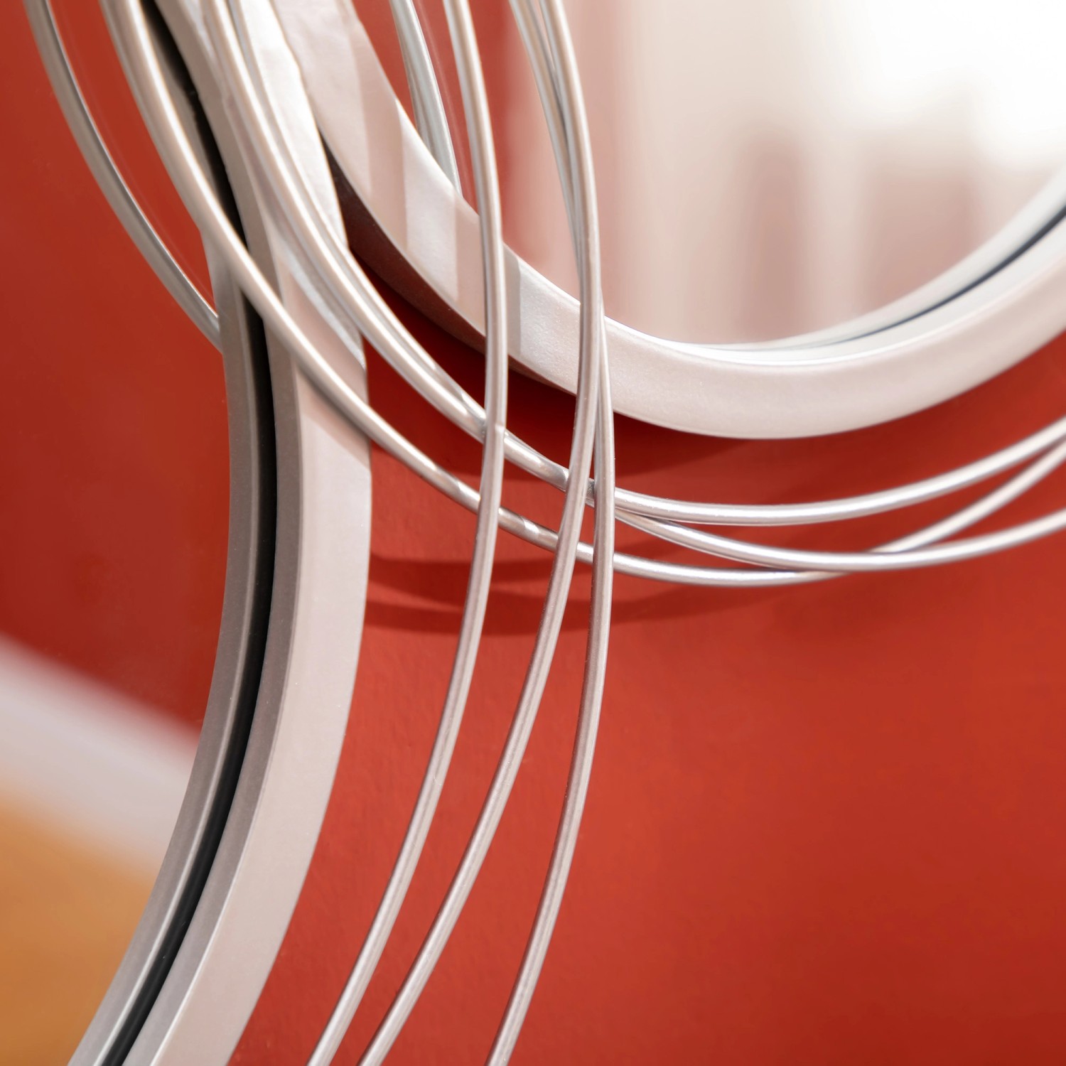 HOMCOM Wanddeko mit 4 runden Spiegeln, silbernes Metall. Moderne Dekoartikel & Wohnaccessoires für Ihr Zuhause.