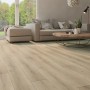 Heller, wasserfester Classen Laminatboden in Eiche hellgraubraun im Wohnraum.