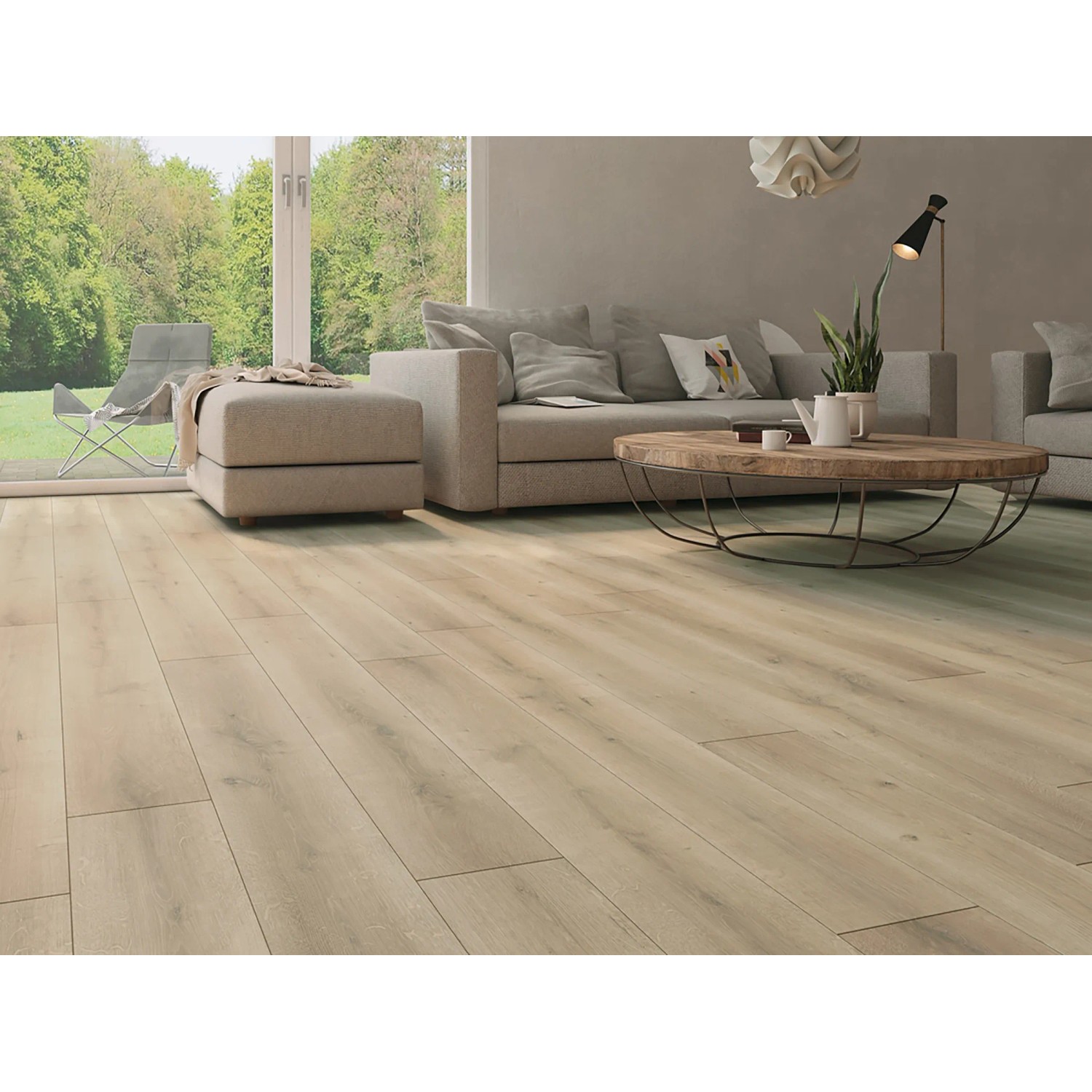 Heller, wasserfester Classen Laminatboden in Eiche hellgraubraun im Wohnraum.