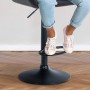 Detailaufnahme: Schwarzer DELUKE Barhocker DUBLIN mit Fußstütze, Person mit rosa Schuhen sitzt.