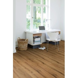 Verlegter Kaindl Laminatboden Masterfloor XPT Eiche Evoke Sunset in einem modern eingerichteten Arbeitszimmer.