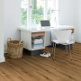 Verlegter Kaindl Laminatboden Masterfloor XPT Eiche Evoke Sunset in einem modern eingerichteten Arbeitszimmer.