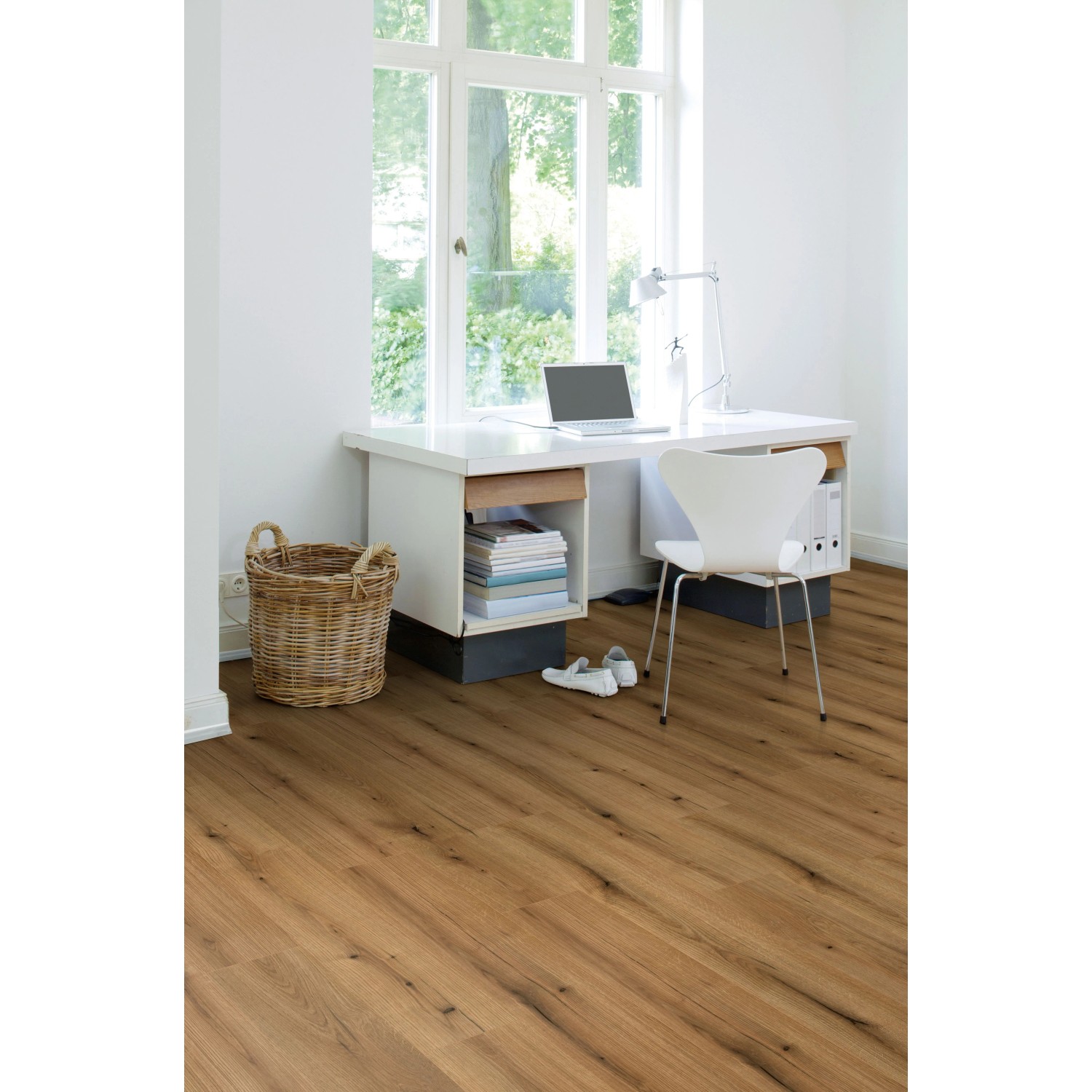 Verlegter Kaindl Laminatboden Masterfloor XPT Eiche Evoke Sunset in einem modern eingerichteten Arbeitszimmer.