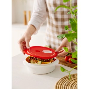 Rotho Mikrowellenteller Micro Clever Tief, 1 l, Papaya mit rotem Deckel wird verschlossen.