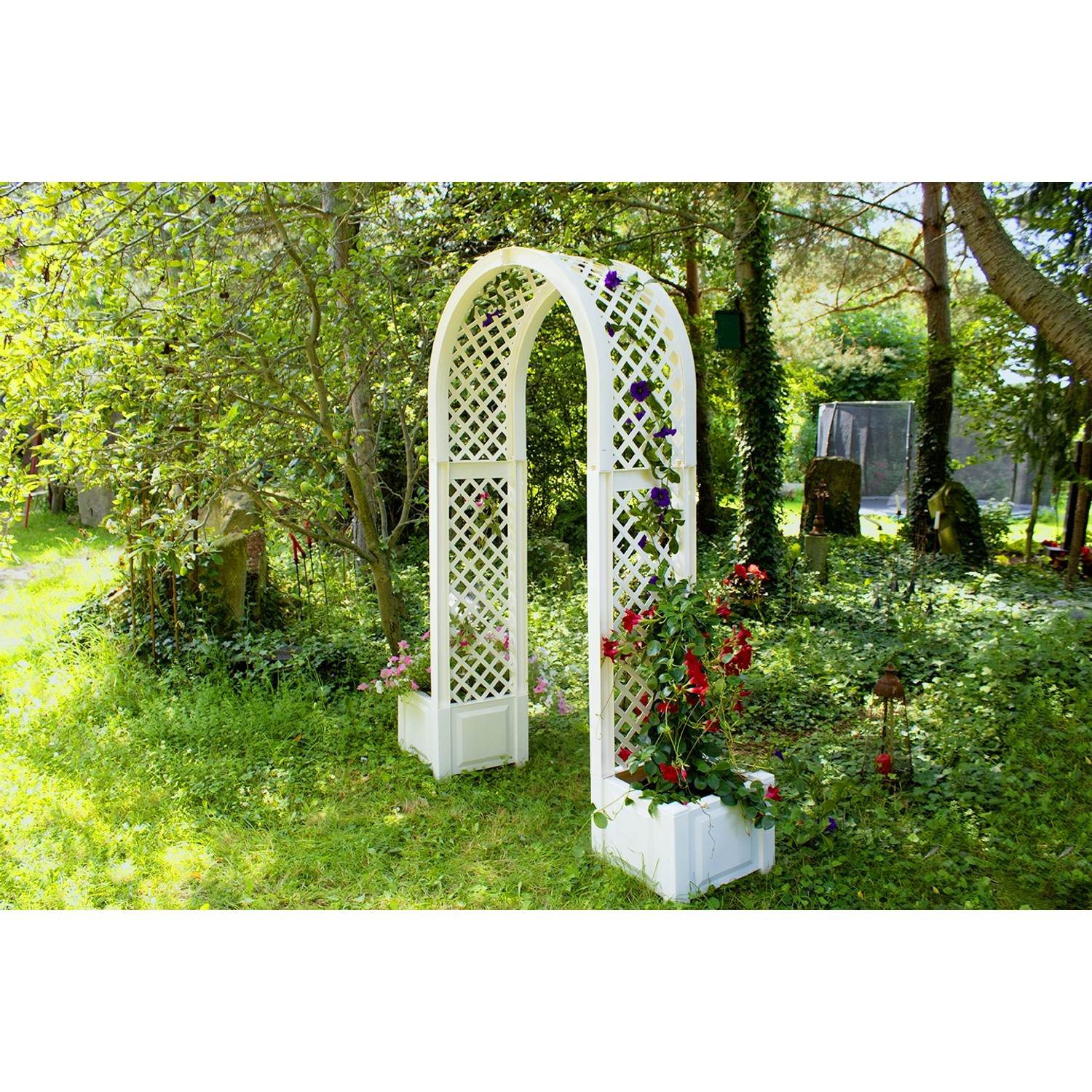 Weißer KHW Rosenbogen mit Pflanzkästen, Rankhilfe für Kletterpflanzen im Garten.