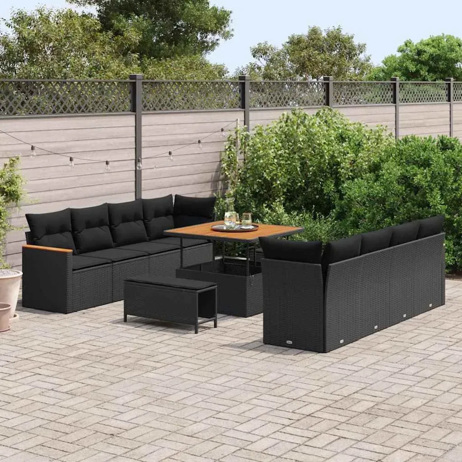 Schwarzes 11-tlg. vidaXL Garten-Sofa-Set aus Poly Rattan mit Tisch und Kissen.