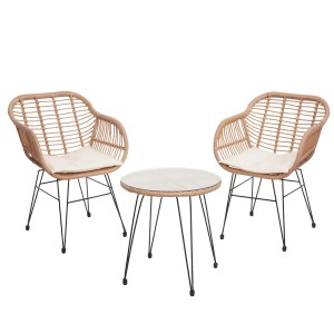 3-teilige Poly-Rattan Lounge-Garnitur in Natur mit creme Kissen, bestehend aus 2 Sesseln und 1 Tisch.