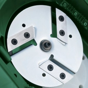 Messerwerk des Bosch Akku-Häckslers UniversalShredder 2x18V-25 Solo, Detailaufnahme.