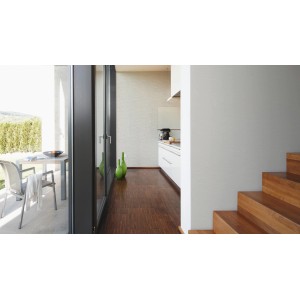 Heller Raum mit Meistervlies Protect Vliestapete und Holztreppe.