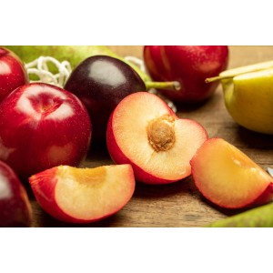 Frische Nektarinen und Birnen auf Holzgrund. Süße Bio Zwergobst Nektarine von GROW by OBI.