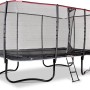 Schwarzes, rechteckiges EXIT PeakPro Gartentrampolin (275x458 cm) mit Sicherheitsnetz und Leiter.