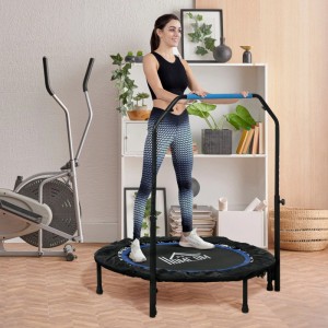Frau trainiert auf schwarzem HOMCOM Fitness Trampolin mit blauem, höhenverstellbarem Griff. Faltbares Trampolin für Zuhause.