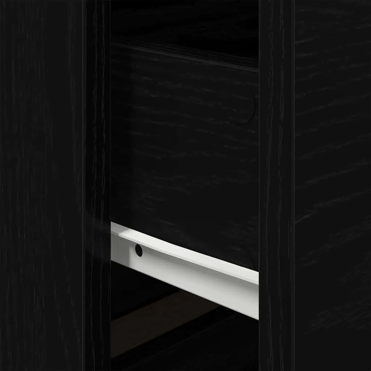 Detailaufnahme: Schwarzer vidaXL Nachtschrank mit Schublade in Eichenholzoptik.