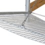 Detailansicht Bellissa Komposter Sieb: Metallgitter mit Kette und Holzrahmen.