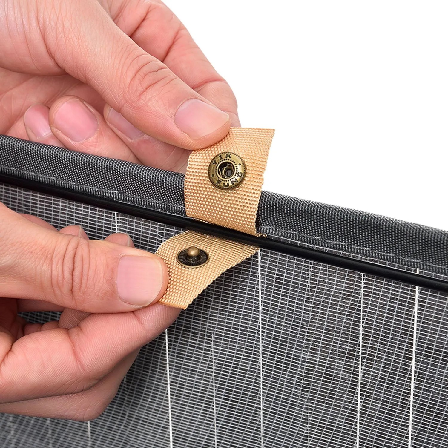 Detailaufnahme: Grauer Juskys Bambus Wäschekorb mit Verschluss am Wäschesack.