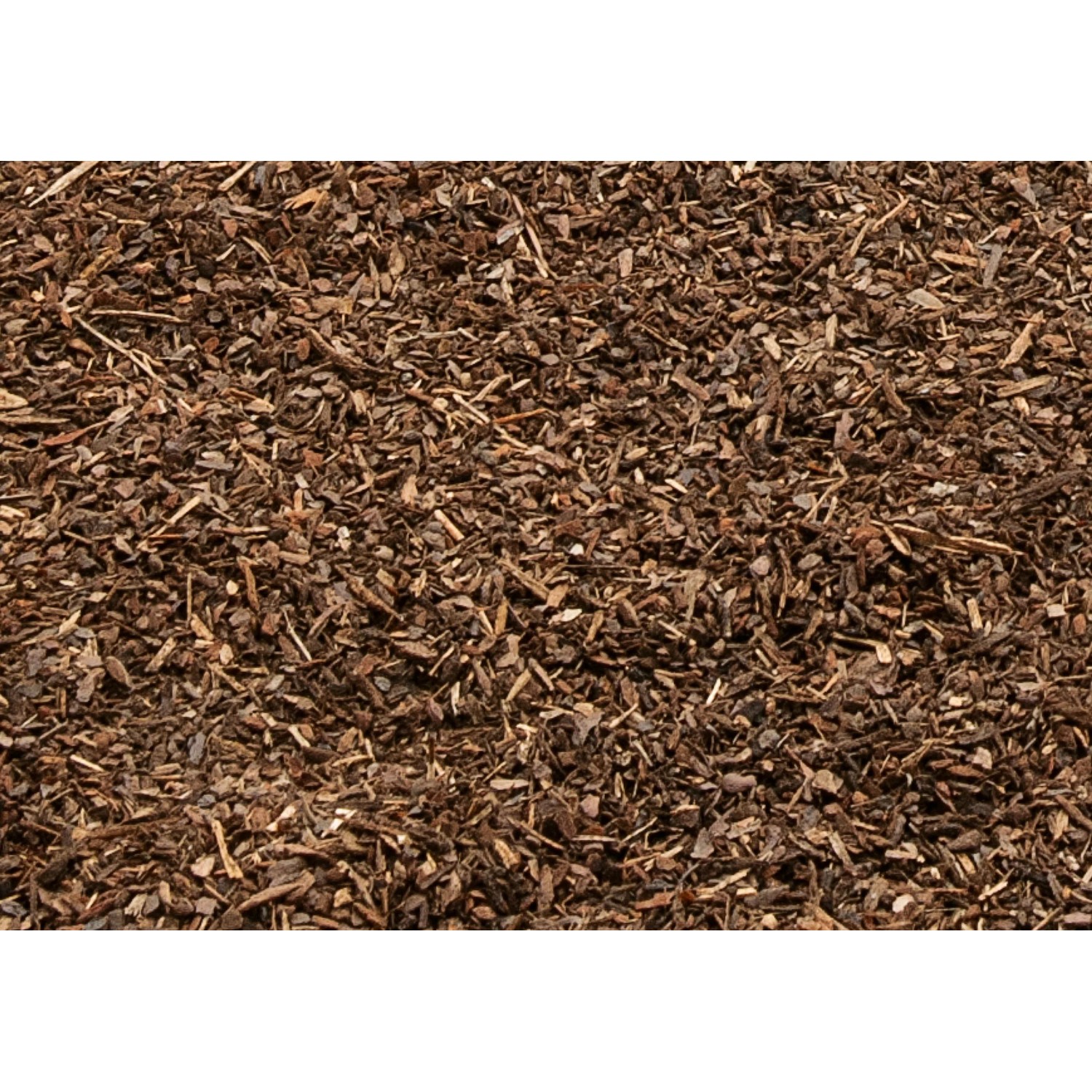 Nahaufnahme von feinem, braunem OBI Rindenmulch. Ideal zur Bodenabdeckung und Unkrautunterdrückung.