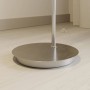 Detailaufnahme: Fuß der Lindby Bogenleuchte Cynthia aus Alu. Moderne Stehlampe für Wohnzimmer.