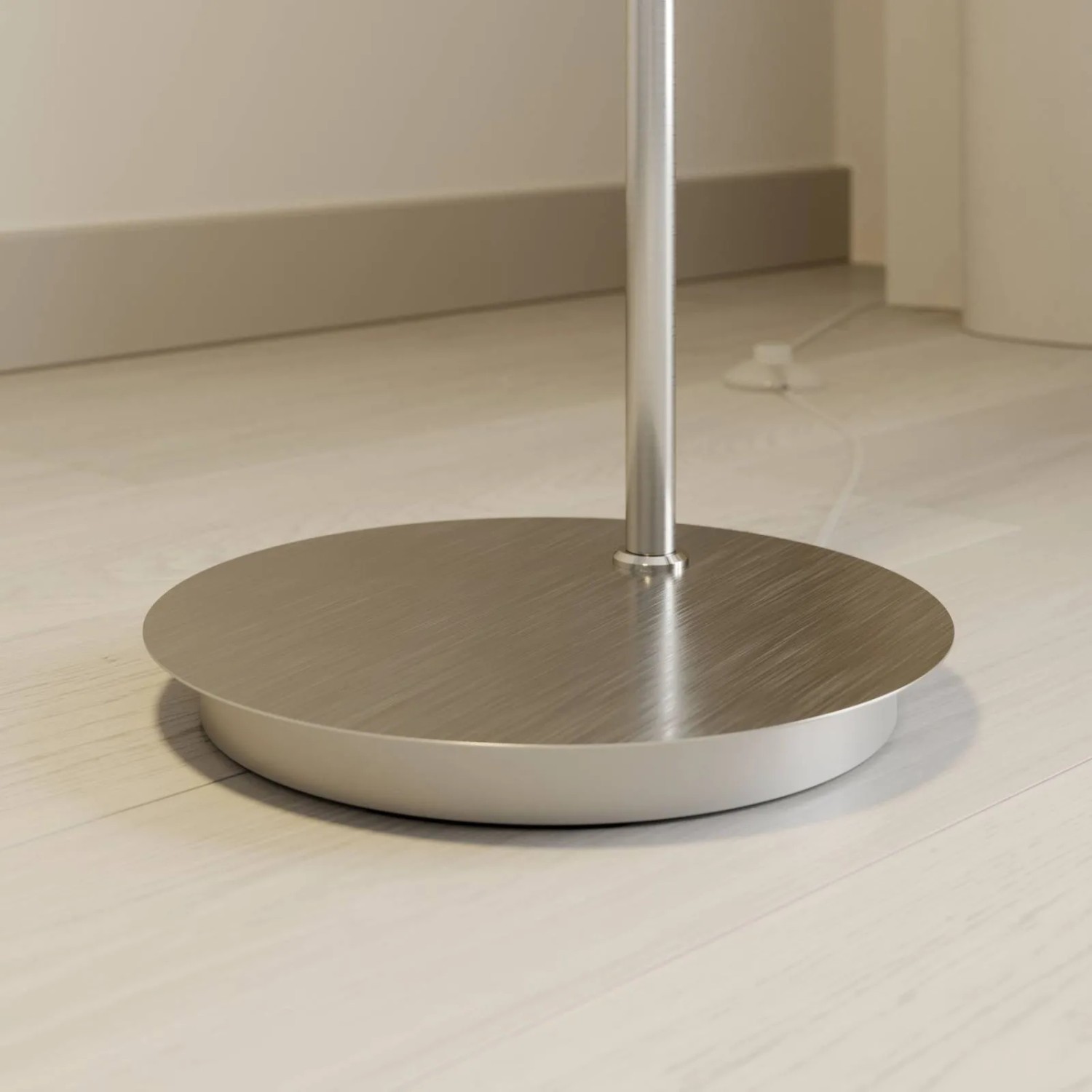 Detailaufnahme: Fuß der Lindby Bogenleuchte Cynthia aus Alu. Moderne Stehlampe für Wohnzimmer.