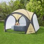 Bestway Lay-Z-Spa Whirlpool-Pavillon 390x390x255 cm im Garten mit zwei Personen im Whirlpool.