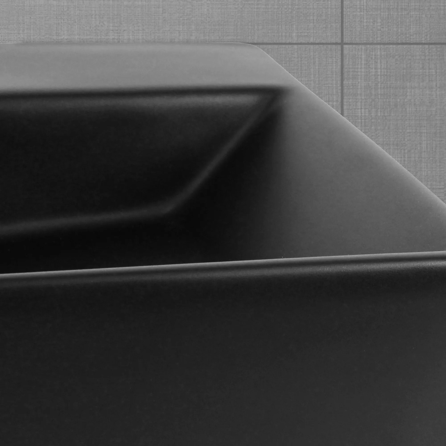 Detailaufnahme: Schwarzes, eckiges ML-Design Keramik Waschbecken für Bad oder Gäste-WC.