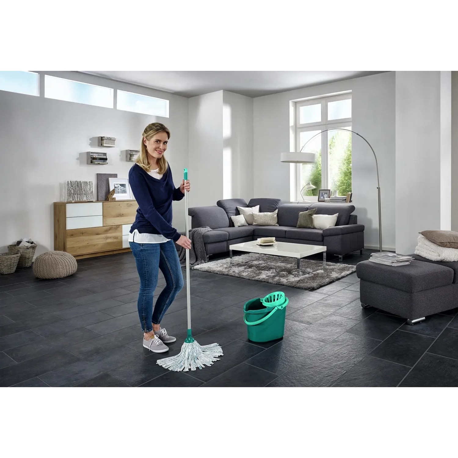 Frau wischt Boden mit Leifheit Wischmop-Set Classic (Eimer, Mop).