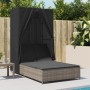 Graue Doppel-Sonnenliege mit Dach und Vorhängen aus Poly Rattan für den Garten.