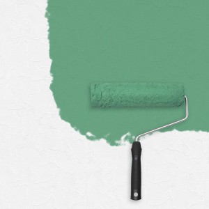 Überstreichen einer Struktur Vliestapete mit Farbroller in Grün.
